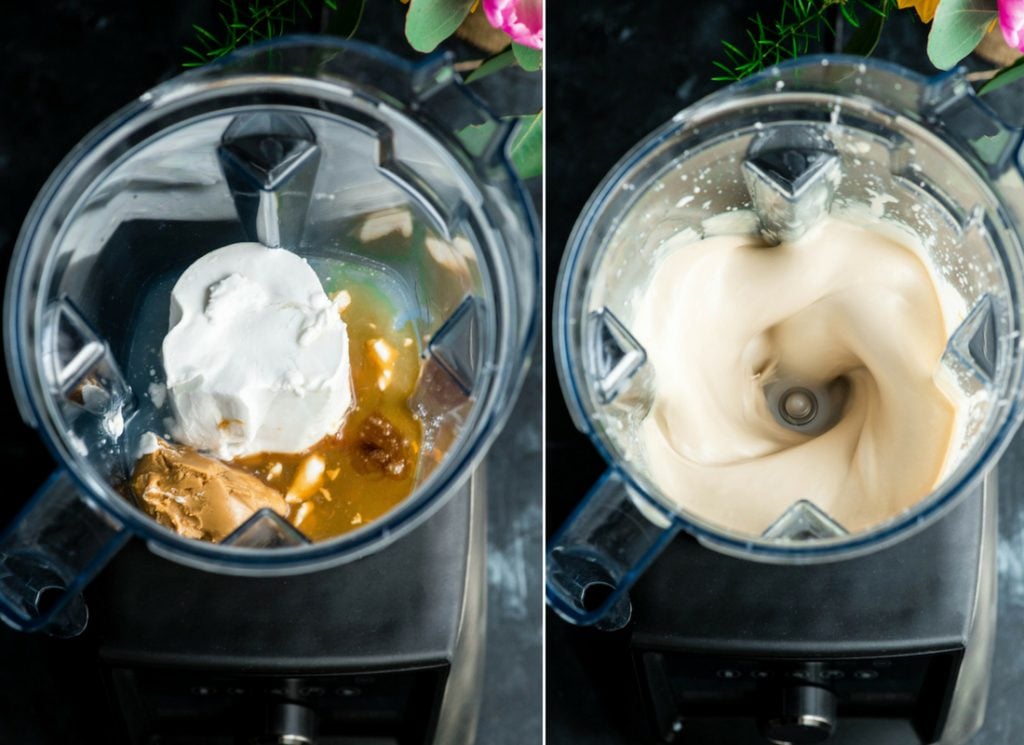 Vue aérienne de deux photos, les deux vues aériennes de la crème glacée à la vanille Paléo étant fabriquées dans un mélangeur vitamix. La gauche est avant le mélange, la droite est pendant le mélange.