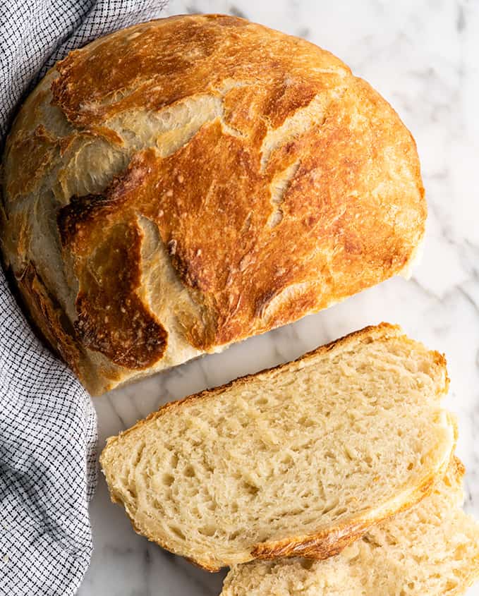 Overzicht van een brood uit de bovenaanzicht van een brood met twee aangesneden sneetjes