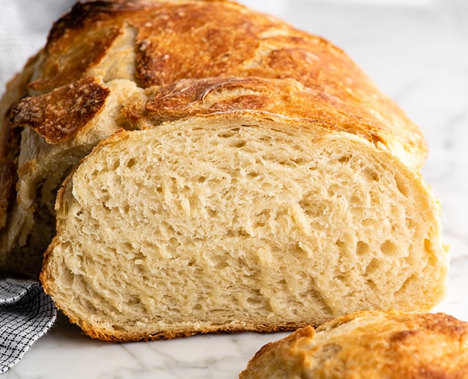 Vista frontal de una rebanada de pan sin amasar