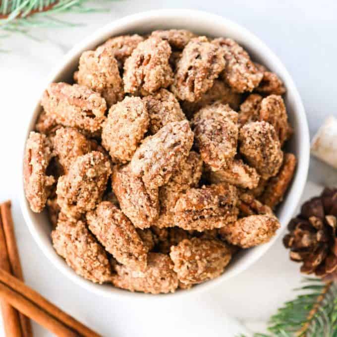 vista aérea de uma taça de Pecans de Açúcar Canela caseira