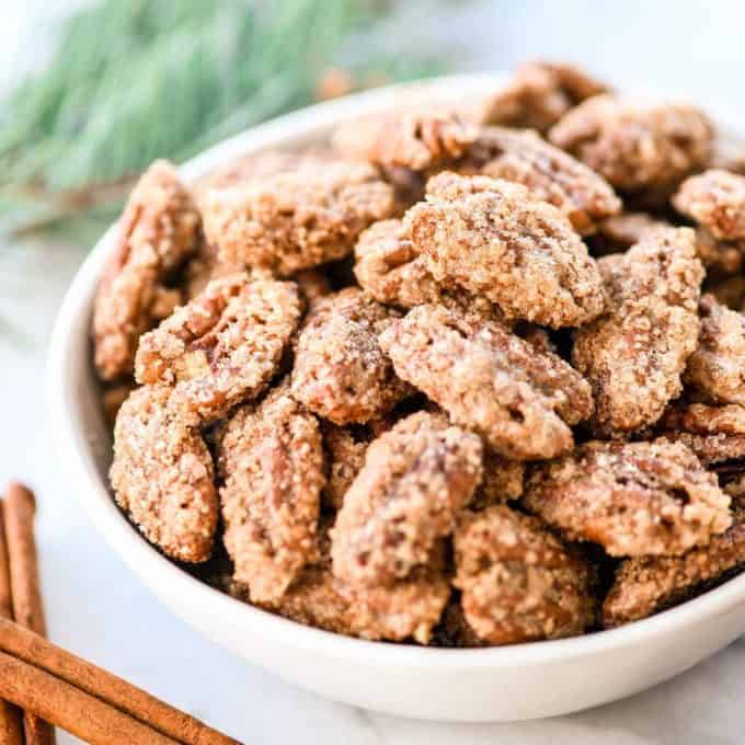 vista frontal de uma tigela de canela caseira Pecans