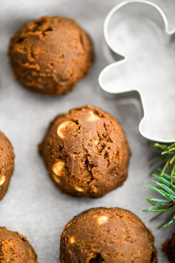 Die Draufsicht auf drei weiße Schokoladen-Lebkuchenteigkugeln vor dem Backen