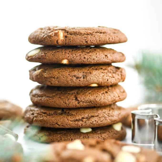 Vue de face d'une pile de six biscuits au pain d'épices aux pépites de chocolat blanc 