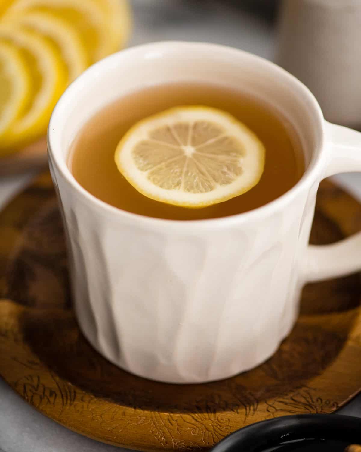 apple cider vinegar tea in a mug with a lemon floating on top