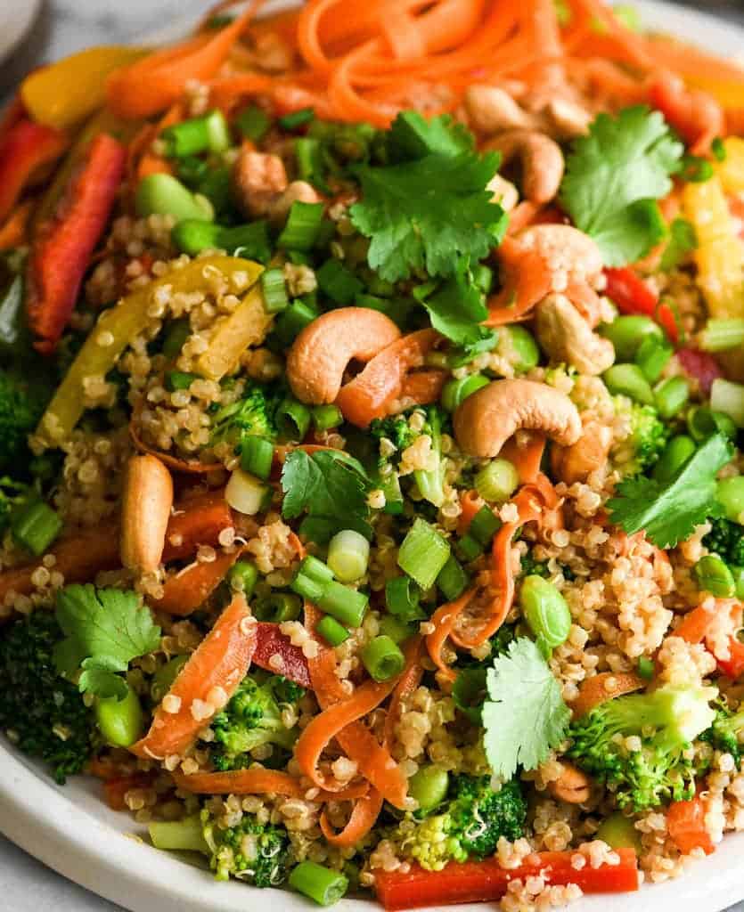 van dichtbij, schuin bovenaanzicht van Aziatische Quinoa Salade met pinda Dressing Recept 