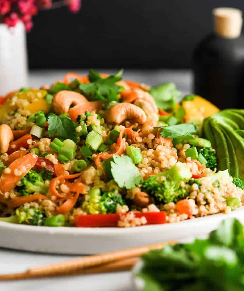  Vue latérale de la recette de Salade de quinoa asiatique avec vinaigrette aux arachides 