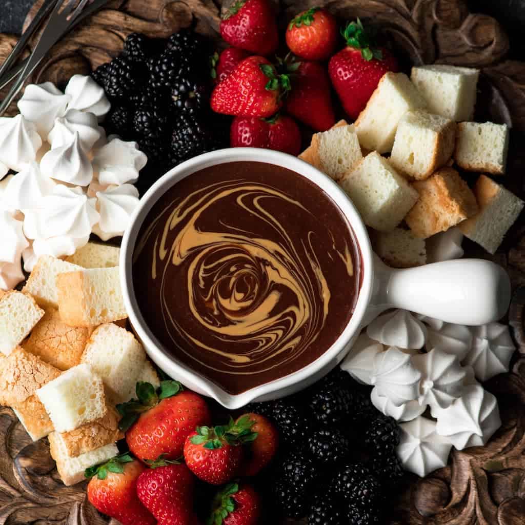 Gesmolten chocolade fondue smaakt net zo lekker en je kunt er ook zoveel kanten mee op, in figuurtjes gieten en weer hard laten worden en daar een cake mee versieren of je eigen bonbons maken, of stukjes fruit indopen.