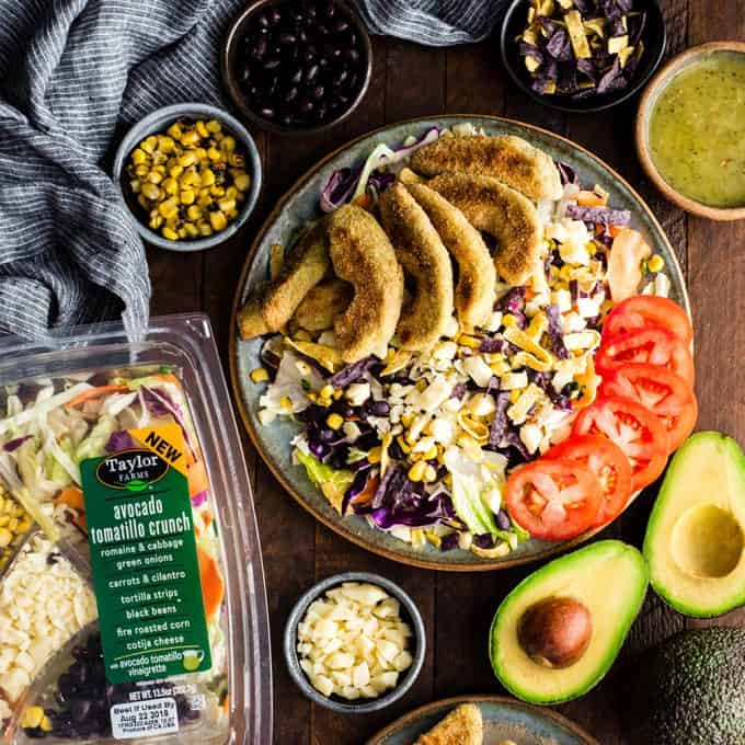  Vue aérienne de la recette de Frites à l'avocat cuites au four sur une salade croquante à l'avocat Tomatillo de Taylor farms