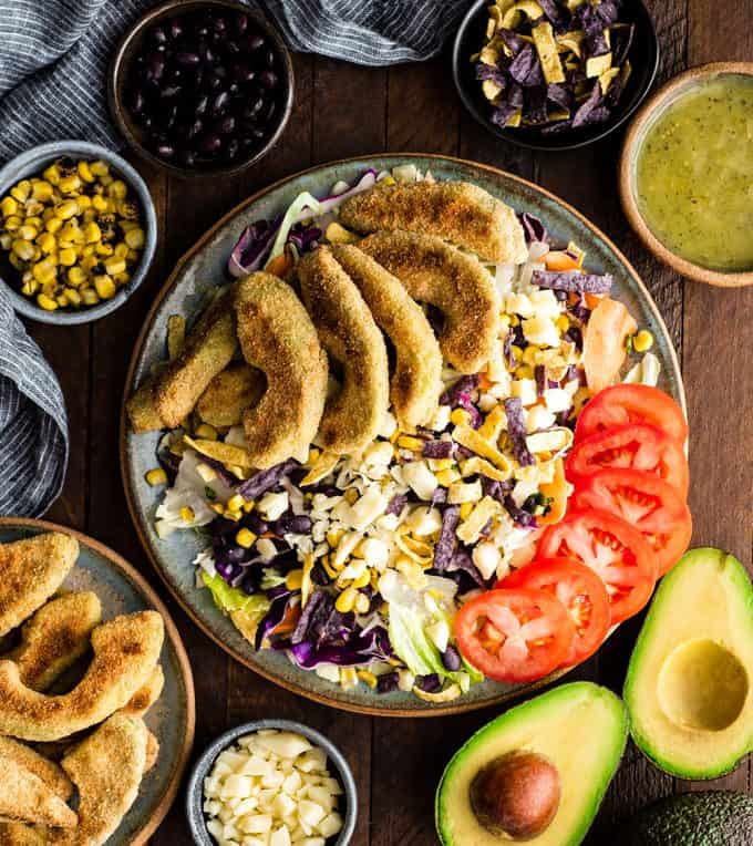  översikt över detta bakade Avokadofriesrecept serverat ovanpå en vacker sallad