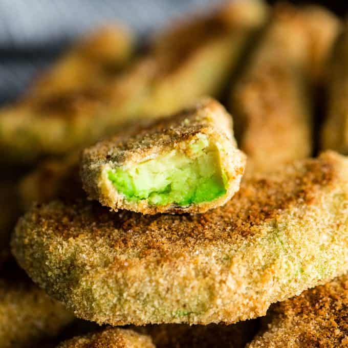 Vista frontal de cerca de una fritura de Aguacate al horno con un bocado sacado de ella