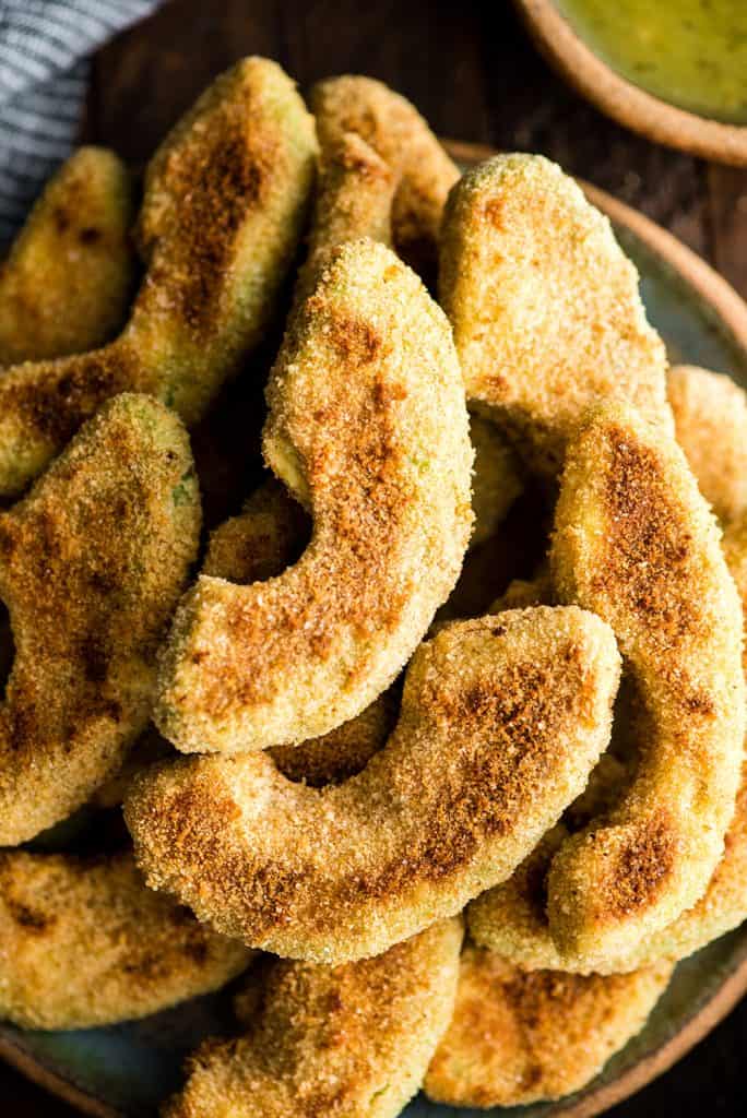  up close overhead af bagt Avocado Fries Opskrift, Efter at de er blevet fjernet fra ovnen og arrangeret på en plade