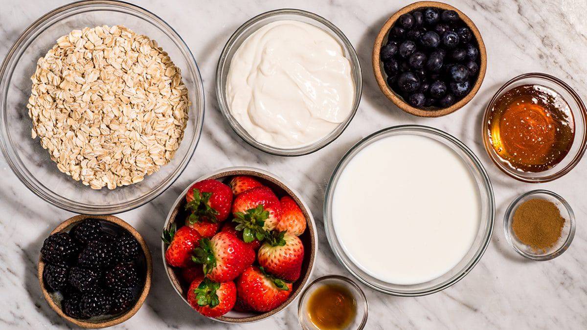 overhead view of the ingredients in this yogurt overnight oats recipe