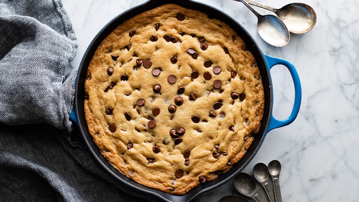 S'more Chocolate Chip Mini Skillet Cookies (Pizookie) - Delicious Table