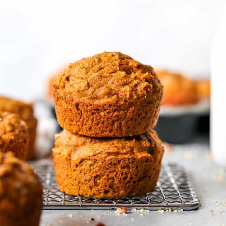 vista frontale di una pila di due Healthy Pumpkin Muffins