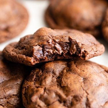 https://joyfoodsunshine.com/wp-content/uploads/2020/12/chocolate-brownie-cookies-recipe-1x1-1-378x378.jpg