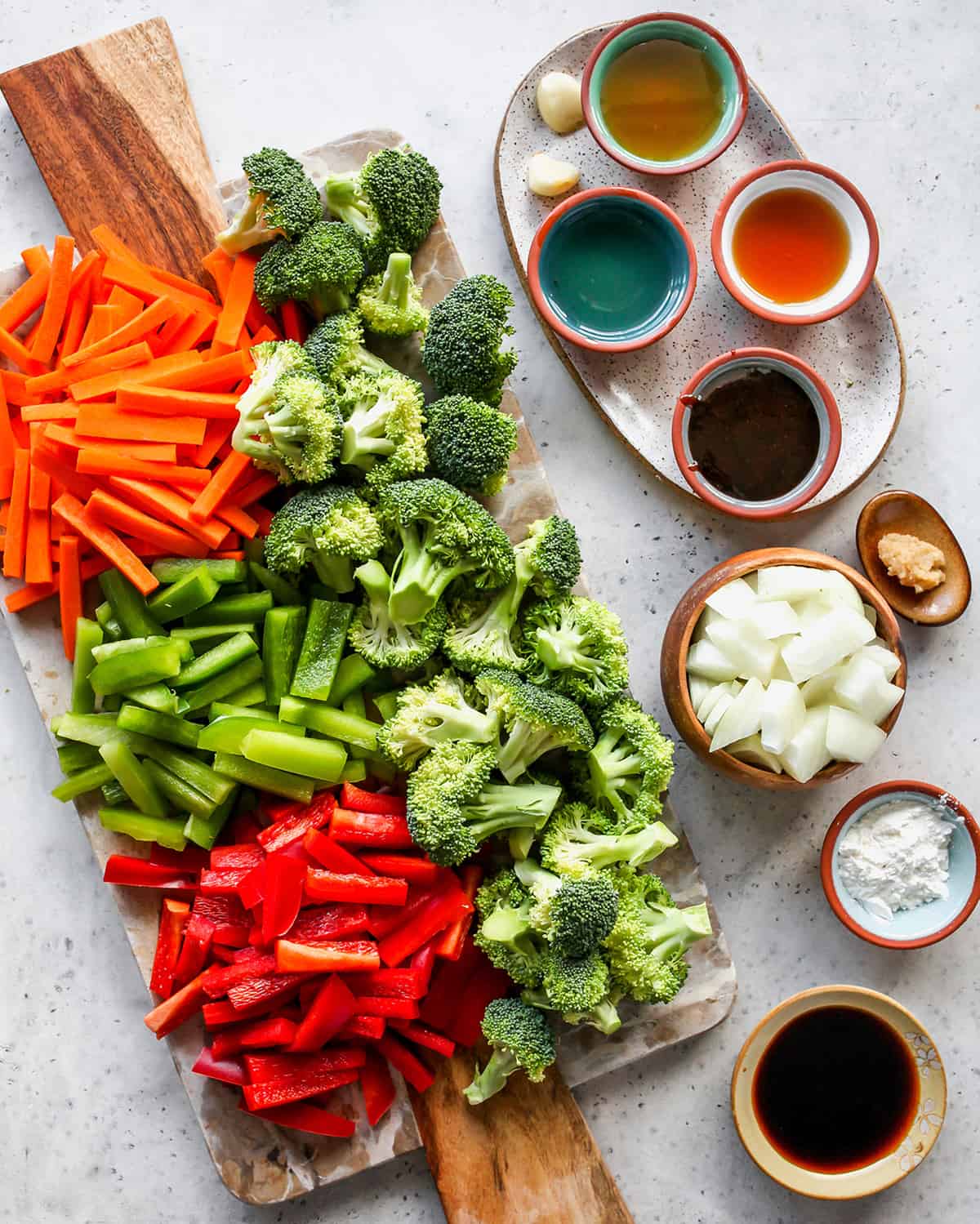 overhead photo of the ingredients in this vegetable stir fry recipe