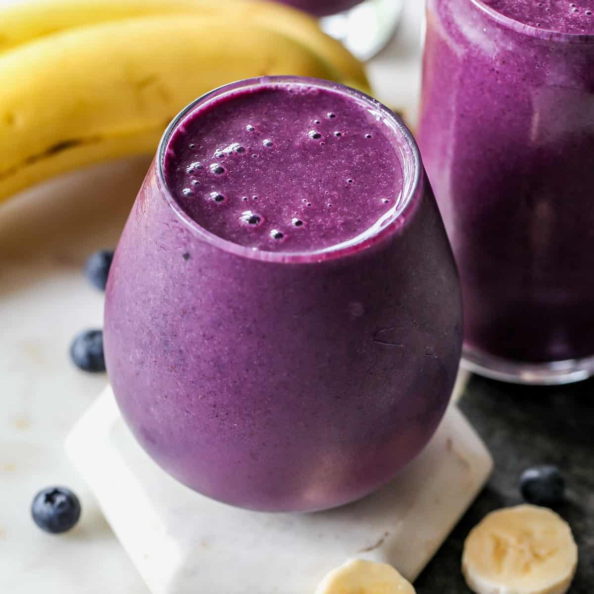 Best Smoothie Recipes - glass of blueberry smoothie 
