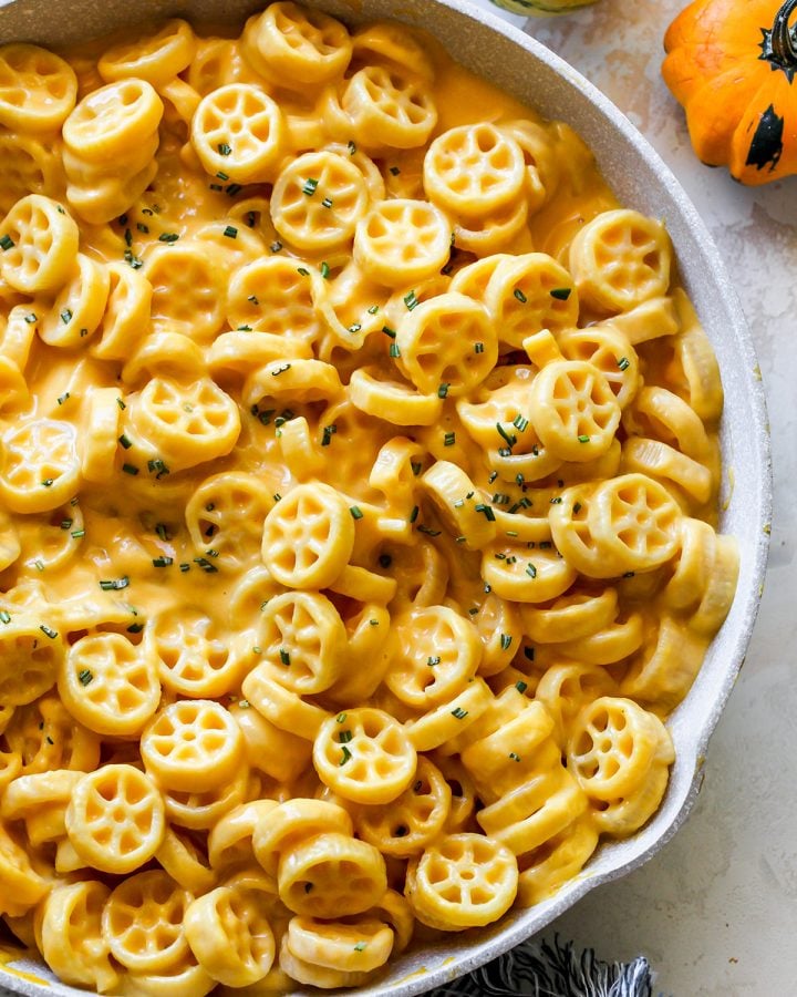 https://joyfoodsunshine.com/wp-content/uploads/2021/10/butternut-squash-mac-and-cheese-recipe-2-720x900.jpg