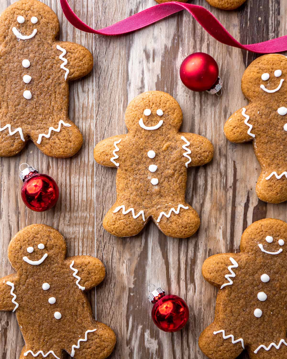 5 Gingerbread Cookies decorated with glaze 