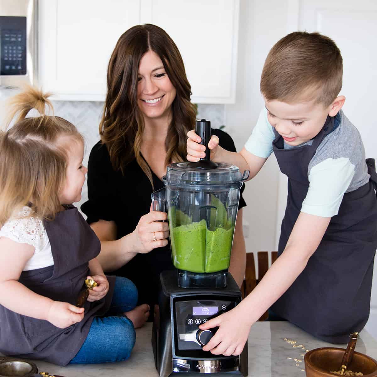 How to Make A Smoothie - mom making a smoothie with her two kids