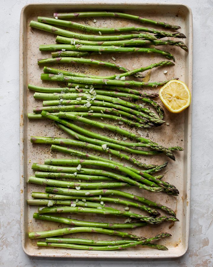 photo showing how to cook asparagus in the oven - sprinkled with salt, pepper and garlic