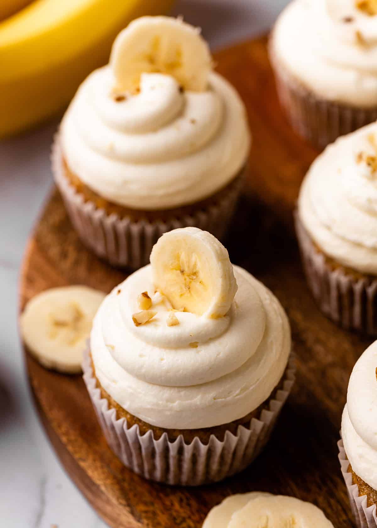 5 Banana Cupcakes, frosted and topped with fresh bananaas