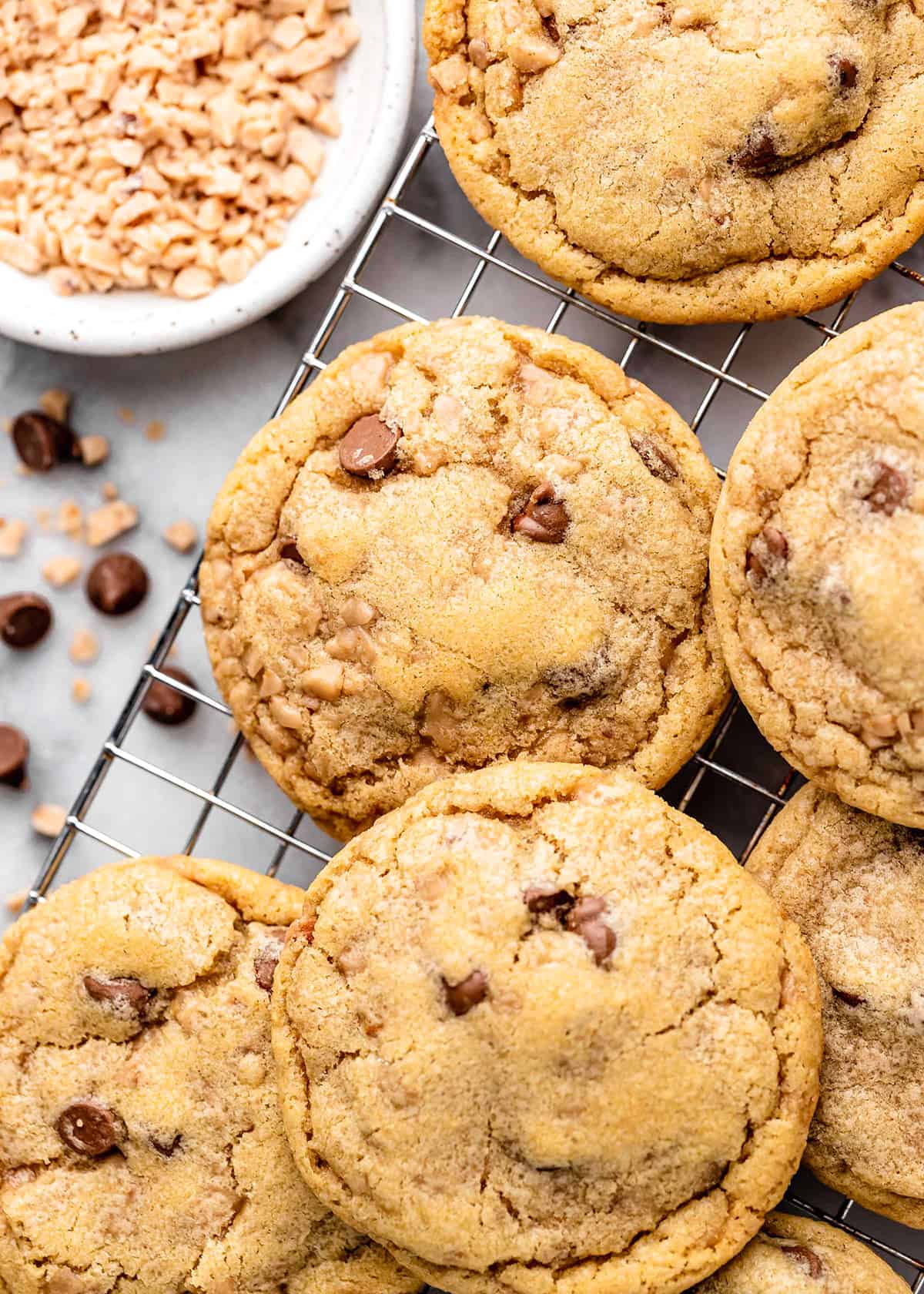 6 Toffee Cookies on a cooling rack