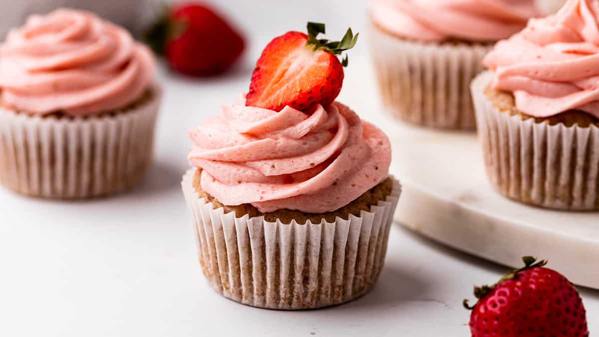 https://joyfoodsunshine.com/wp-content/uploads/2023/05/strawberry-cupcakes-recipe-16x9-1.jpg