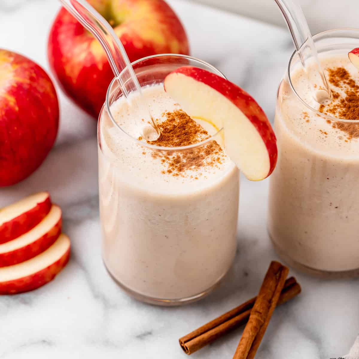 deux verres de smoothie aux pommes