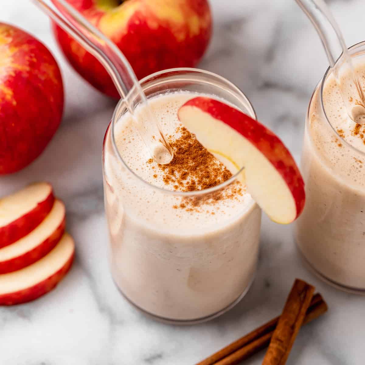 Smoothie aux pommes dans deux verres