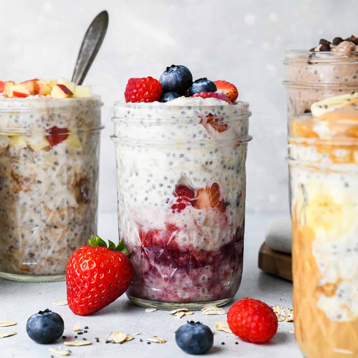 4 bocaux de Overnight Oats avec différentes garnitures