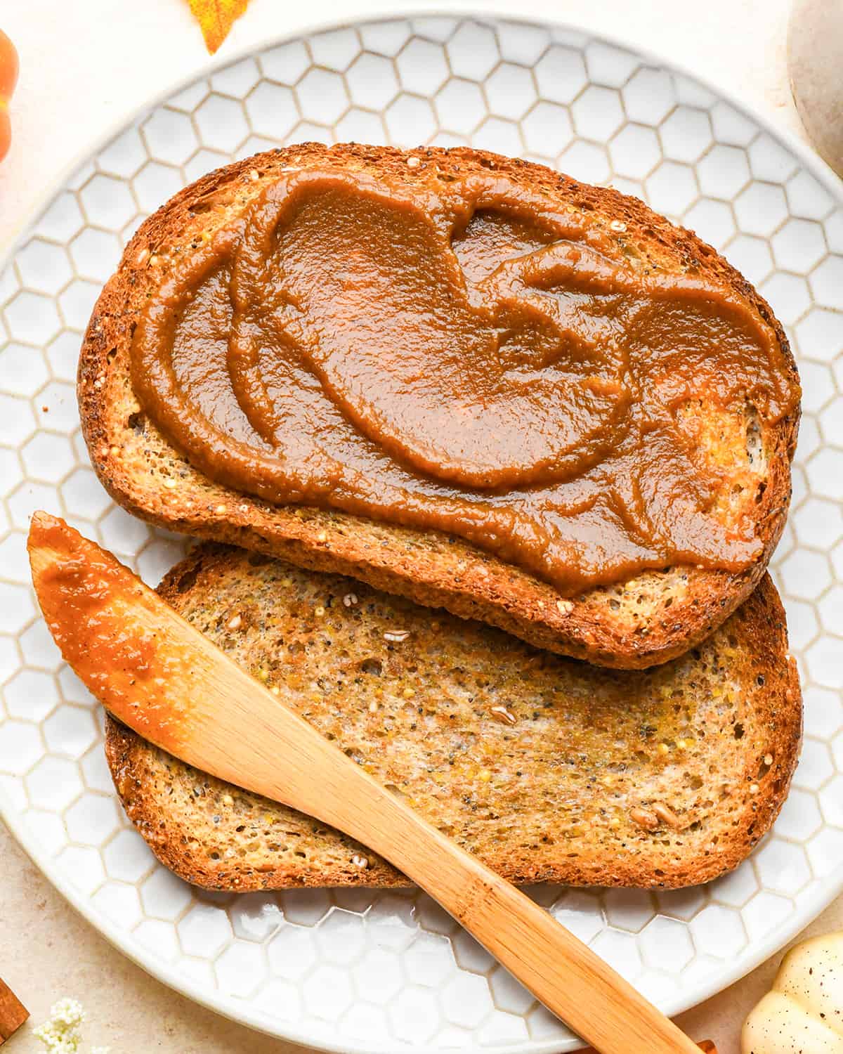 Beurre de citrouille étalé sur une tranche de pain