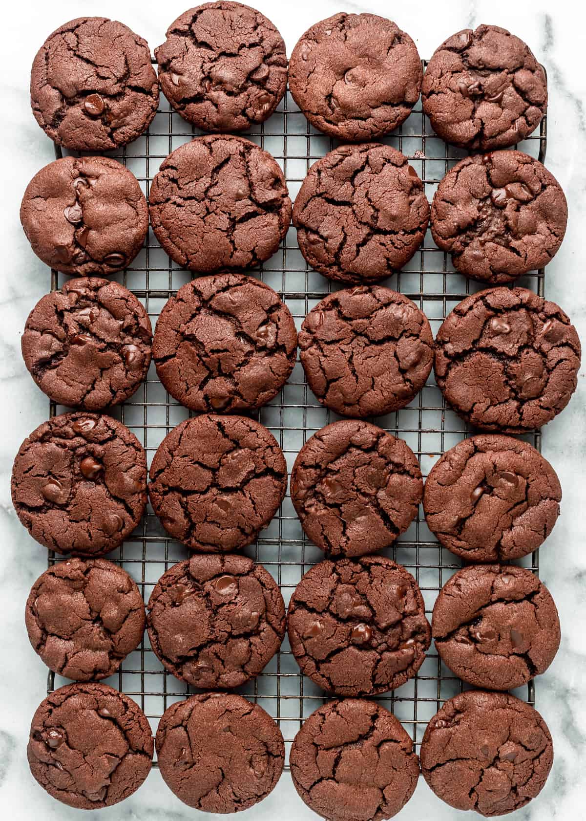 24 Nutella cookies on a wire cooling rack