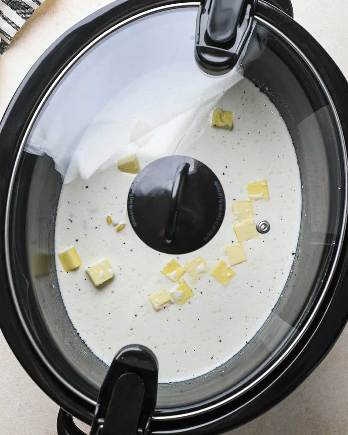 making mac and cheese in the crock pot covering with the lid