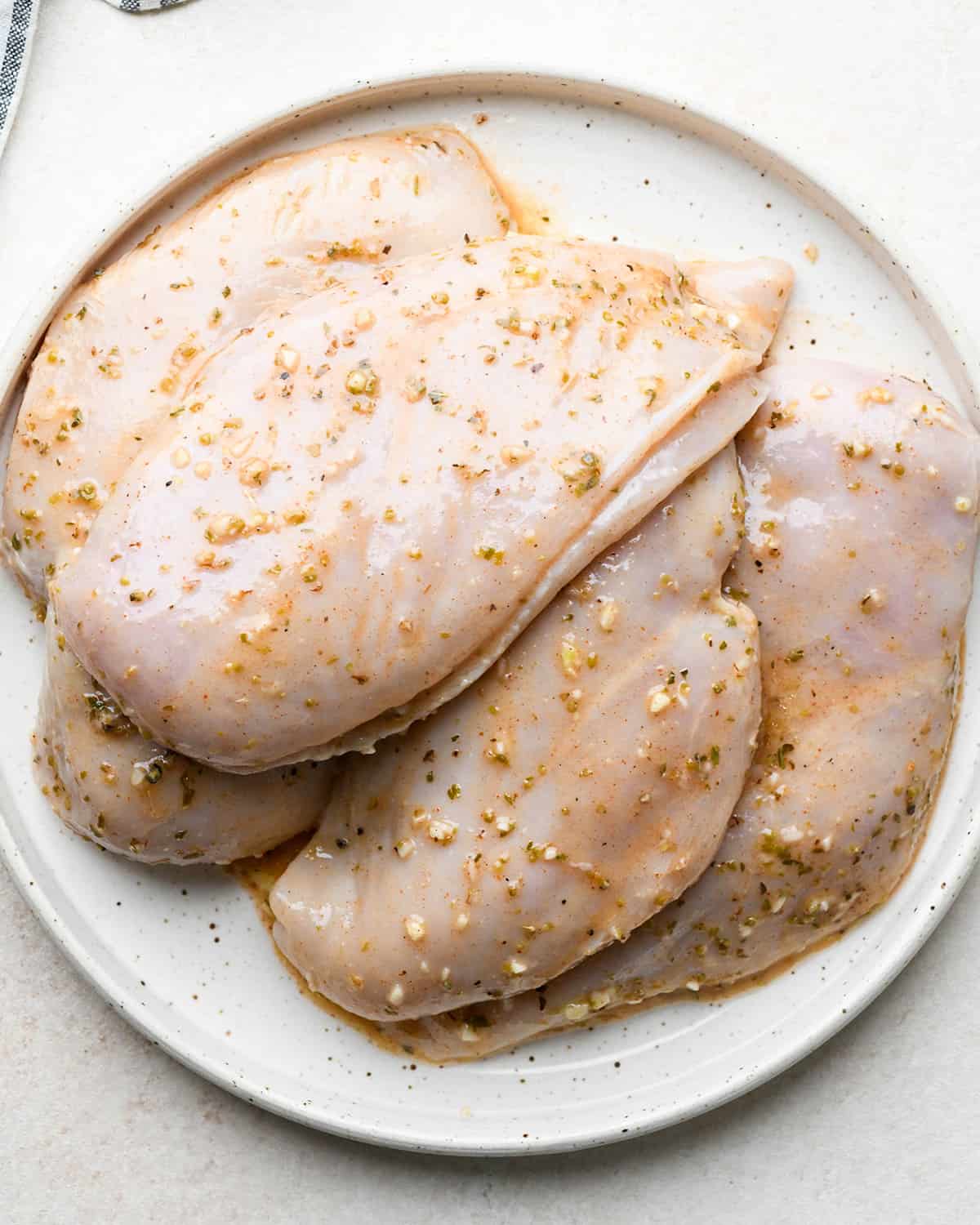 poitrines de poulet marinées sur une assiette