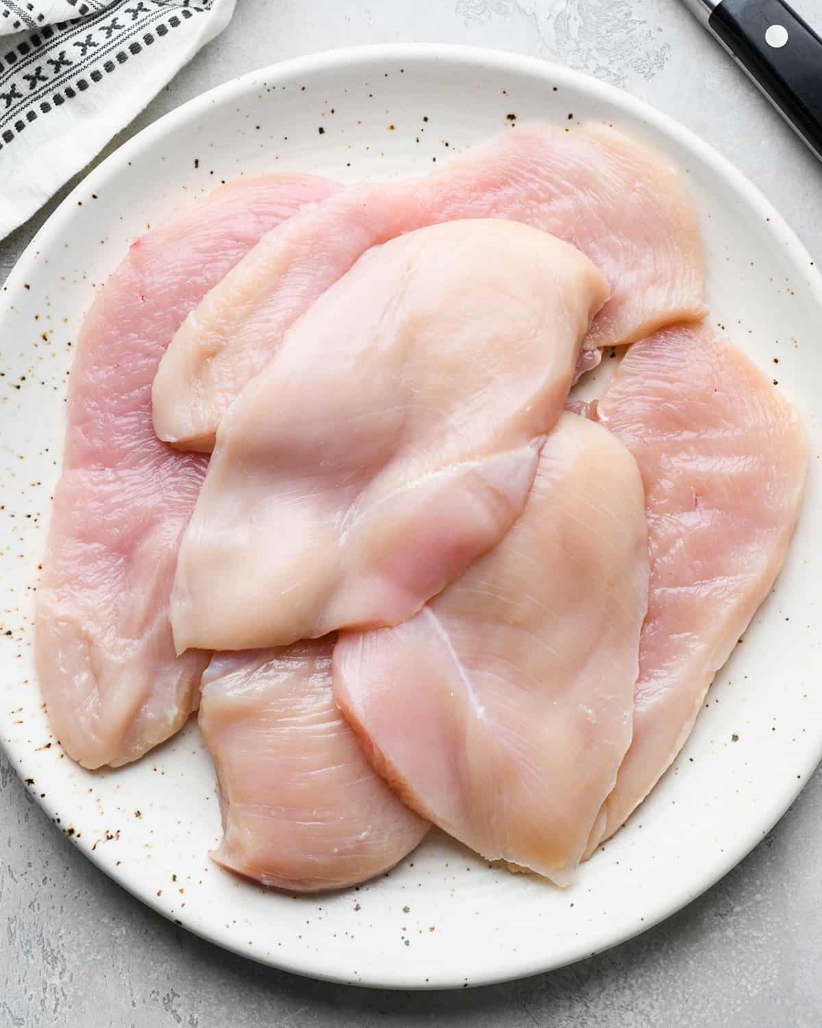 6 poitrines de poulet sur une assiette