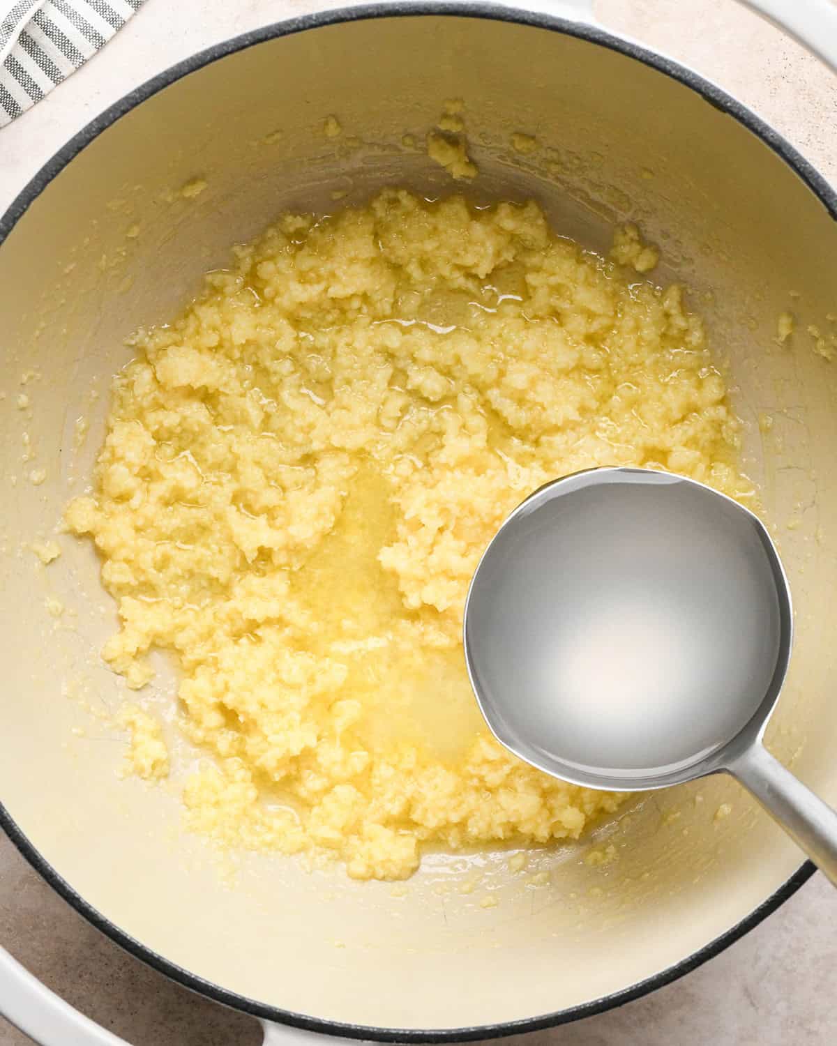 how to make Cacio e Pepe Pasta - adding pasta water to cheese sauce 