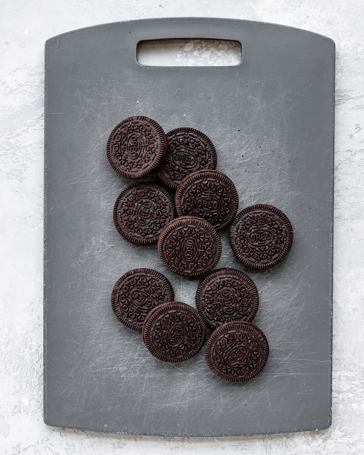 10 whole Oreos on a cutting board