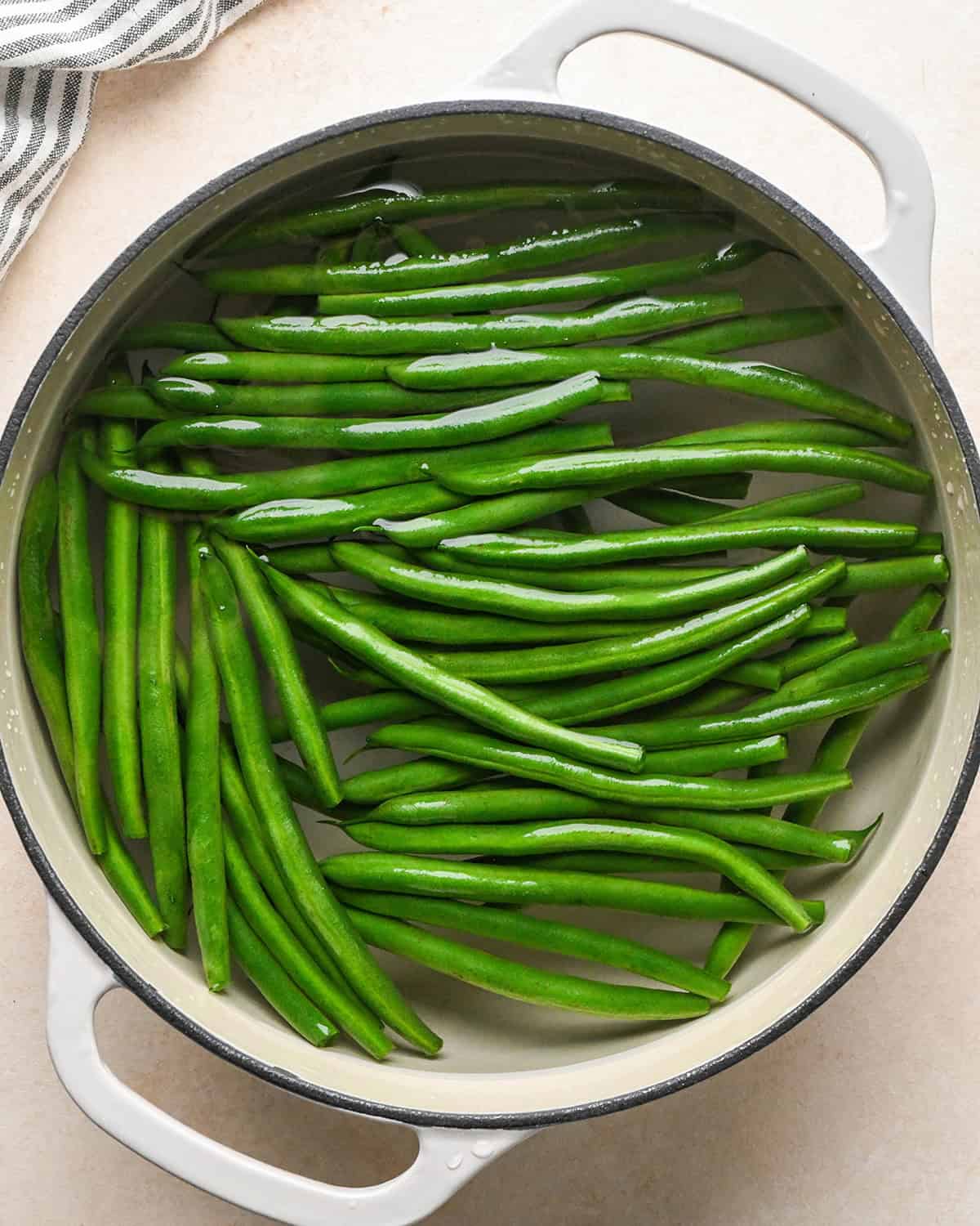 green beans in a pot of water