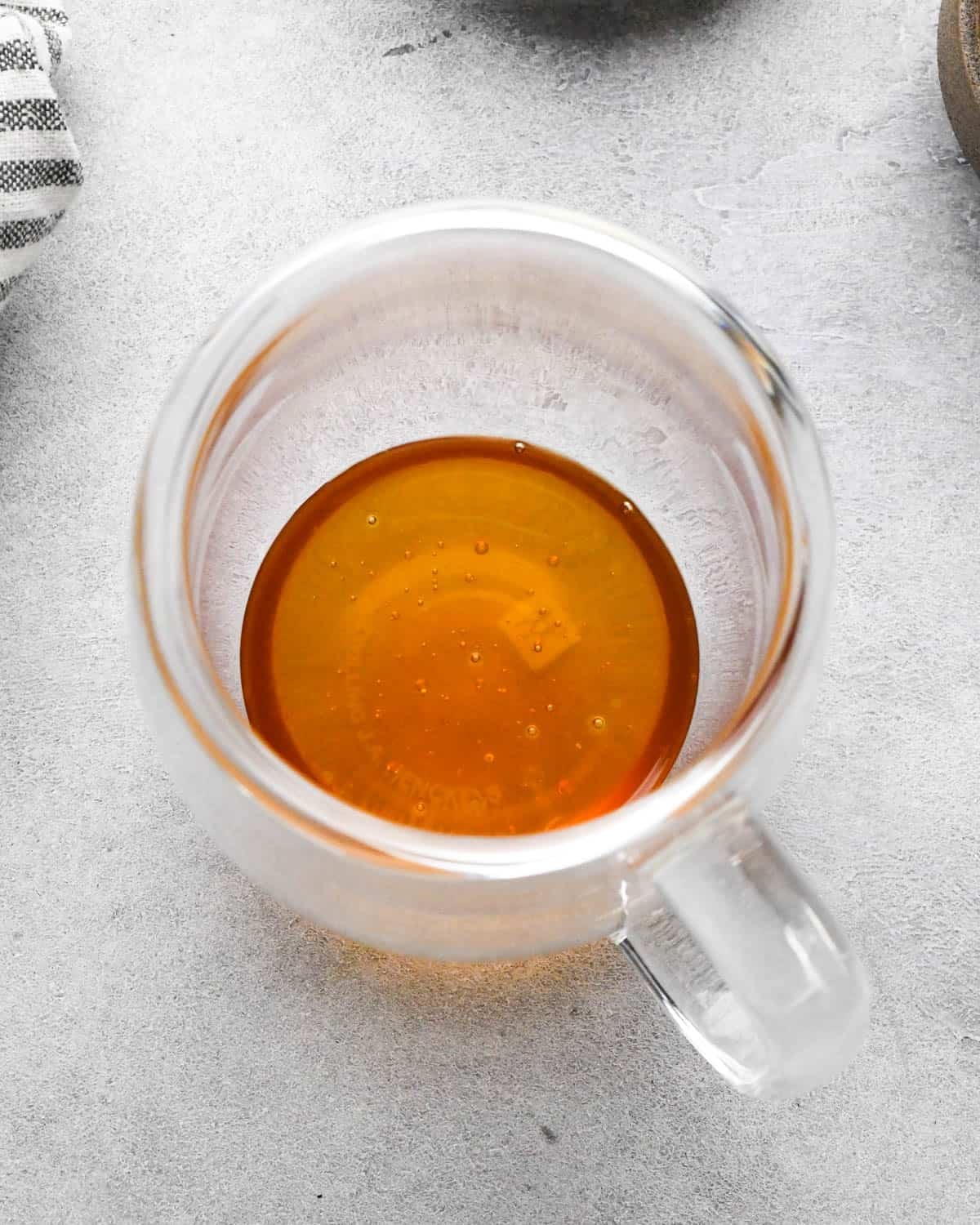 how to make a vanilla latte - honey in a glass mug